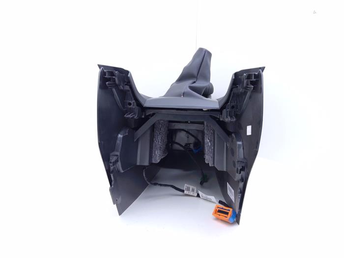 Mittkonsol från en Peugeot 308 SW (L4/L9/LC/LJ/LR) 1.2 12V e-THP PureTech 110 2017