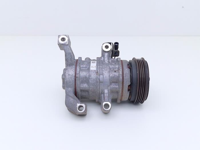 Luftkonditioneringspump från en Suzuki SX4 S-Cross (JY) 1.0 Booster Jet Turbo 12V 2018