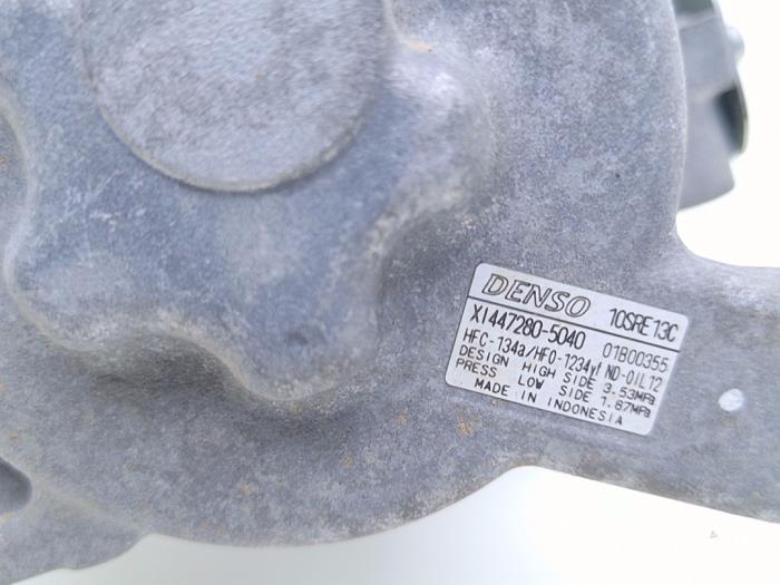 Luftkonditioneringspump från en Suzuki SX4 S-Cross (JY) 1.0 Booster Jet Turbo 12V 2018