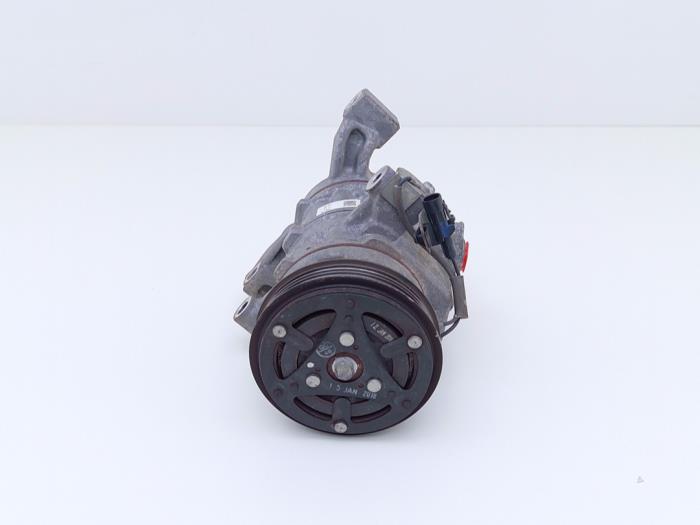 Luftkonditioneringspump från en Suzuki SX4 S-Cross (JY) 1.0 Booster Jet Turbo 12V 2018