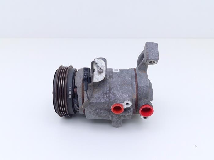 Luftkonditioneringspump från en Suzuki SX4 S-Cross (JY) 1.0 Booster Jet Turbo 12V 2018