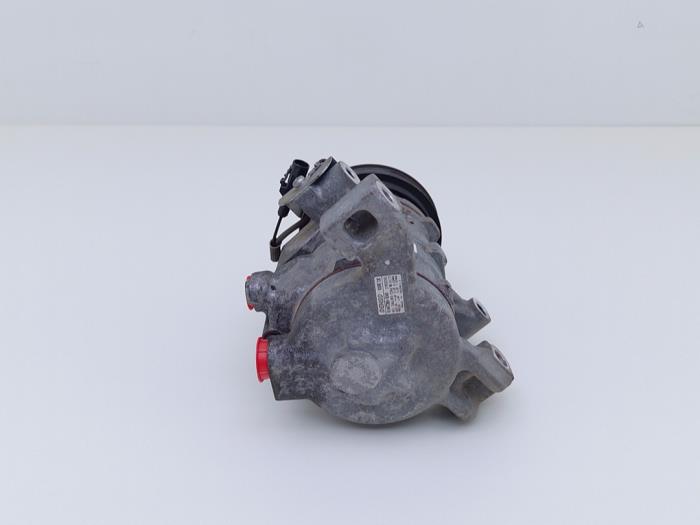 Luftkonditioneringspump från en Suzuki SX4 S-Cross (JY) 1.0 Booster Jet Turbo 12V 2018