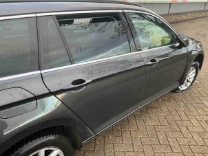 Używane Drzwi prawe tylne wersja 4-drzwiowa Volkswagen Passat Variant (3G5) 1.6 TDI 16V Cena € 695,00 Procedura marży oferowane przez Automaterialen Ronald Morien B.V.