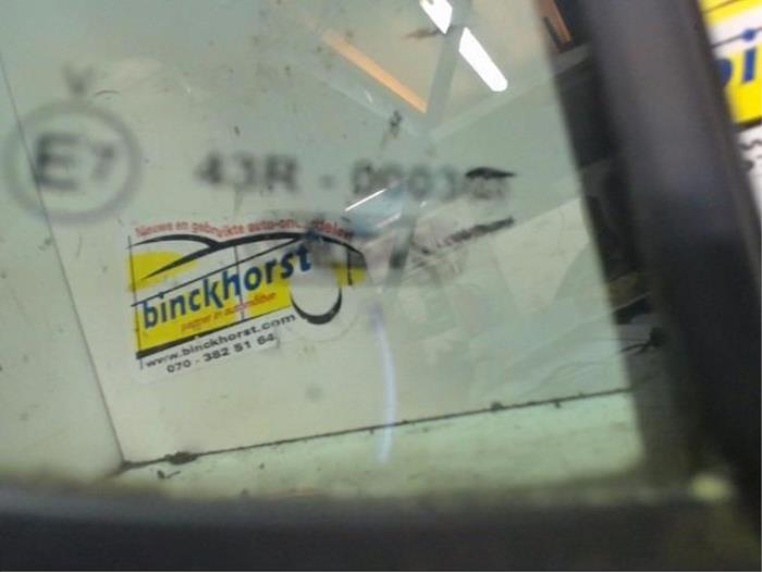 Sidofönster, vänster höger bak från en Opel Agila (B) 1.0 12V 2013