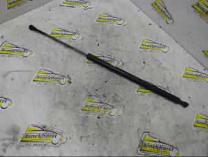 Begagnade Gasfjäder, vänster bak Hyundai Matrix 1.8 16V Pris € 10,50 Marginaltabell erbjuds av Binckhorst BV