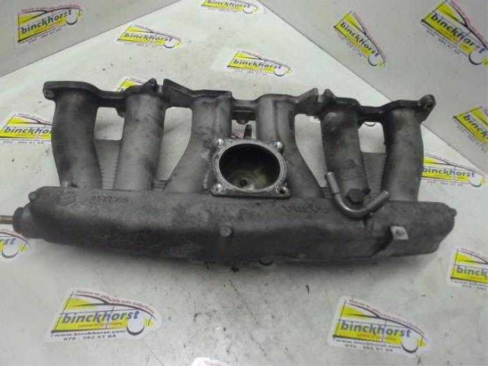 Insugsrör från en Volvo XC90 I 2.9 T6 24V 2005