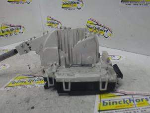 Używane Mechanizm blokady drzwi lewych tylnych wersja 4-drzwiowa Mercedes E (W212) E-200 CDI 16V BlueEfficiency,BlueTEC Cena € 42,00 Procedura marży oferowane przez Binckhorst BV