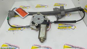 Używane Mechanizm szyby prawej przedniej wersja 4-drzwiowa Volvo S40 (VS) 2.0 16V Cena € 36,75 Procedura marży oferowane przez Binckhorst BV