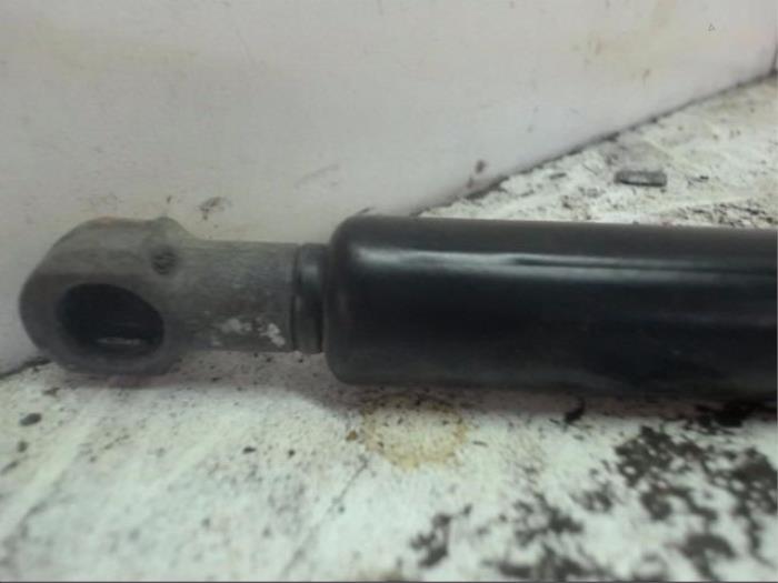 Gasfjäder, höger bak från en Peugeot 206 SW (2E/K) 1.4 2002