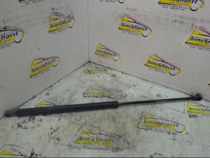 Begagnade Gasfjäder, höger bak Peugeot 206 SW (2E/K) 1.4 Pris € 10,50 Marginaltabell erbjuds av Binckhorst BV