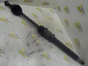 Begagnade Drivaxel, höger fram Ford Fiesta 5 (JD/JH) 1.6 16V Pris € 36,75 Marginaltabell erbjuds av Binckhorst BV