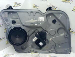 Używane Mechanizm szyby lewej przedniej wersja 4-drzwiowa Skoda Octavia (1Z3) 1.6 MPI Cena € 63,00 Procedura marży oferowane przez Binckhorst BV