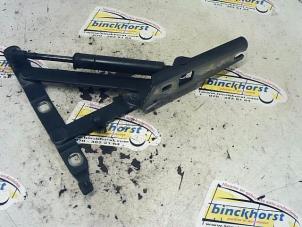Gebruikte Scharnier Achterklep BMW Z3 Roadster (E36/7) 2.2 24V Prijs € 36,75 Margeregeling aangeboden door Binckhorst BV