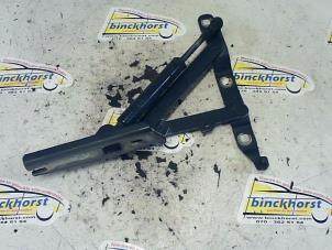 Gebruikte Scharnier Achterklep BMW Z3 Roadster (E36/7) 2.2 24V Prijs € 36,75 Margeregeling aangeboden door Binckhorst BV