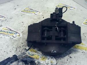 Gebruikte Remklauw (Tang) links-achter Mercedes ML I (163) 270 2.7 CDI 20V Prijs € 36,75 Margeregeling aangeboden door Binckhorst BV