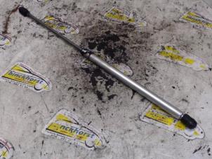 Begagnade Gasfjäder, vänster bak Audi A2 (8Z0) 1.4 TDI Pris € 15,75 Marginaltabell erbjuds av Binckhorst BV