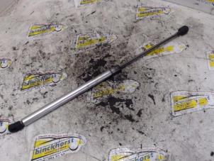 Begagnade Gasfjäder, höger bak Audi A2 (8Z0) 1.4 TDI Pris € 15,75 Marginaltabell erbjuds av Binckhorst BV