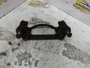 Begagnade Hållare, främre bromsok, vänster Opel Agila (A) 1.2 16V Pris € 10,50 Marginaltabell erbjuds av Binckhorst BV