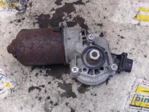 Używane Silnik wycieraczek przednich Mitsubishi Colt (Z2/Z3) 1.3 16V Cena € 31,50 Procedura marży oferowane przez Binckhorst BV