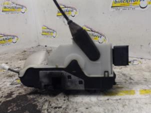 Gebruikte Deurslot Mechaniek 2Deurs links Peugeot 208 I (CA/CC/CK/CL) 1.4 16V Prijs € 36,75 Margeregeling aangeboden door Binckhorst BV