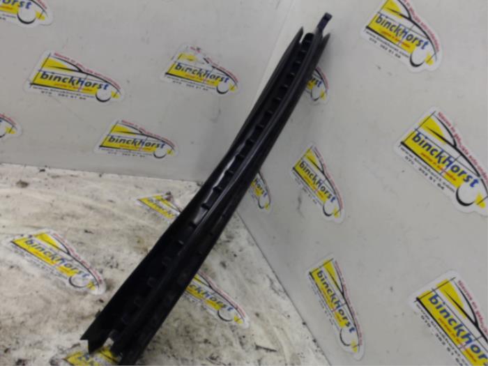 Sidofönster, vänster höger bak från en Opel Agila (B) 1.0 12V 2010