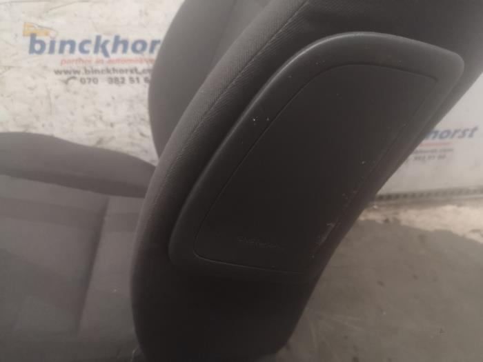 Stoel links van een Opel Agila (B) 1.0 12V 2010