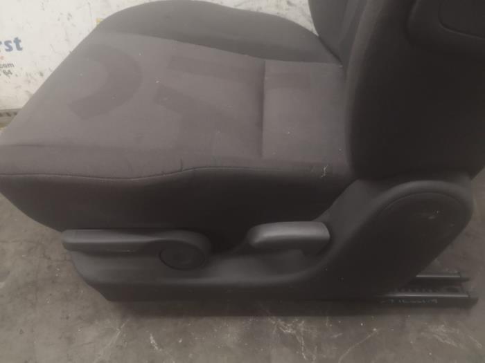 Stoel links van een Opel Agila (B) 1.0 12V 2010