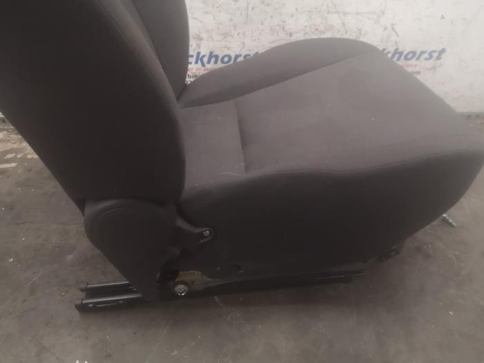 Stoel links van een Opel Agila (B) 1.0 12V 2010