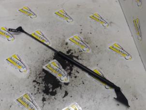 Begagnade Gasfjäder, vänster bak Nissan Qashqai (J10) 1.6 16V Pris € 15,75 Marginaltabell erbjuds av Binckhorst BV