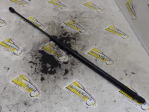 Gebruikte Gasdemper Motorkap links Mercedes E (W211) 3.0 E-280 V6 24V Prijs € 10,50 Margeregeling aangeboden door Binckhorst BV