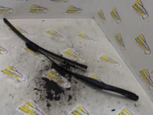 Gebruikte Ruitenwisserarm voor Dacia Sandero II 0.9 TCE 12V Prijs € 15,75 Margeregeling aangeboden door Binckhorst BV