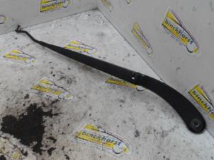 Gebruikte Ruitenwisserarm voor Renault Scénic II (JM) 1.6 16V Prijs € 15,75 Margeregeling aangeboden door Binckhorst BV