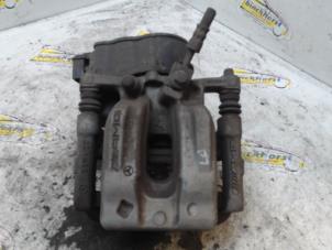 Gebruikte Remklauw (Tang) links-achter Mercedes CLA AMG (118.3) 2.0 CLA-35 AMG Turbo 16V 4-Matic Prijs € 157,50 Margeregeling aangeboden door Binckhorst BV