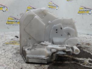 Begagnade Dörrmekanism, 4-dörrars, höger bak Daihatsu Cuore (L251/271/276) 1.0 12V DVVT Pris € 31,50 Marginaltabell erbjuds av Binckhorst BV