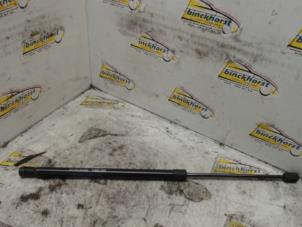 Begagnade Gasfjäder, vänster bak Opel Agila (B) 1.0 12V Pris € 10,50 Marginaltabell erbjuds av Binckhorst BV