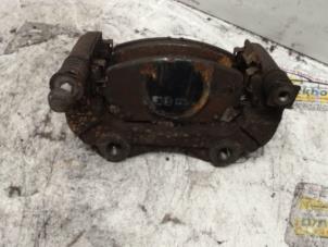 Gebruikte Remzadel links-voor Nissan Almera Tino (V10M) 1.8 16V Prijs € 15,75 Margeregeling aangeboden door Binckhorst BV