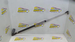 Gebruikte Gasdemper rechts-achter Daihatsu Charade (G200/201/202/203/204) 1.3i TX/CX 16V Prijs € 10,50 Margeregeling aangeboden door Binckhorst BV