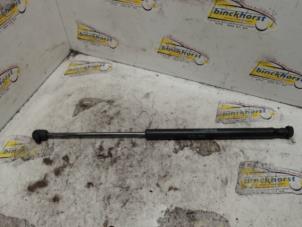 Begagnade Gasfjäder, vänster bak Kia Soul I (AM) 1.6 CVVT 16V Pris € 21,00 Marginaltabell erbjuds av Binckhorst BV