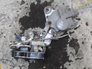 Używane Mechanizm blokady drzwi prawych przednich wersja 4-drzwiowa Daihatsu YRV (M2) 1.3 16V DVVT Cena € 26,25 Procedura marży oferowane przez Binckhorst BV