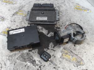 Używane Stacyjka + sterownik Nissan Note (E11) 1.4 16V Cena € 131,25 Procedura marży oferowane przez Binckhorst BV