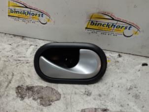 Begagnade Dörrhandtag, 2-dörrars, höger Renault Twingo II (CN) 1.2 16V Pris € 10,50 Marginaltabell erbjuds av Binckhorst BV