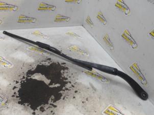 Gebruikte Ruitenwisserarm voor Dacia Sandero II 1.0 Sce 75 12V Prijs € 15,75 Margeregeling aangeboden door Binckhorst BV