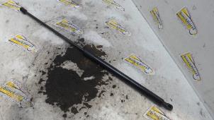 Używane Amortyzator gazowy lewy tyl Citroen C4 Grand Picasso (3A) 1.6 BlueHDI 120 Cena € 15,75 Procedura marży oferowane przez Binckhorst BV