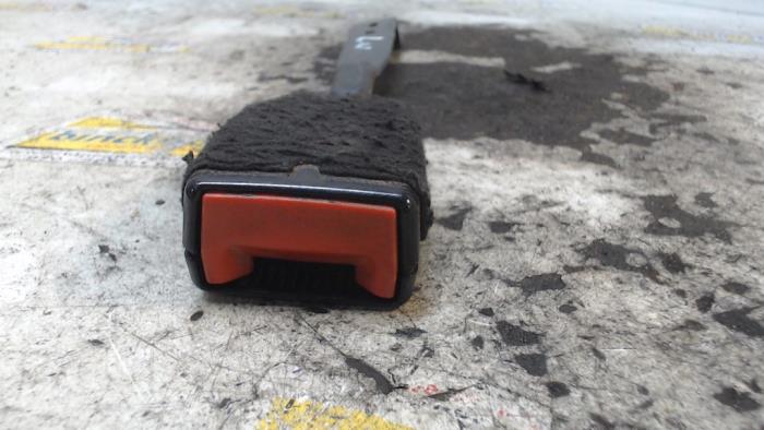 Wtyk pasa bezpieczenstwa lewy przód z Volkswagen Caddy III (2KA,2KH,2CA,2CH) 1.6 TDI 16V 2015