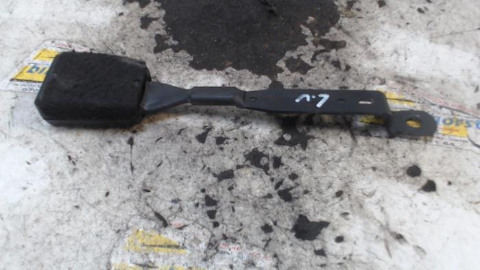 Wtyk pasa bezpieczenstwa lewy przód z Volkswagen Caddy III (2KA,2KH,2CA,2CH) 1.6 TDI 16V 2015