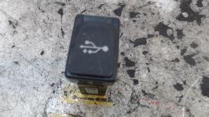 Gebruikte AUX/USB aansluiting Toyota Yaris III (P13) 1.5 16V Hybrid Prijs € 10,50 Margeregeling aangeboden door Binckhorst BV