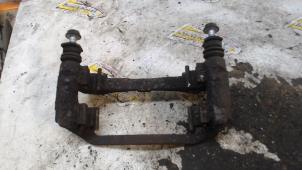 Begagnade Hållare, bakre bromsok, vänster Fiat Ducato (250) 2.3 D 120 Multijet Pris € 21,00 Marginaltabell erbjuds av Binckhorst BV