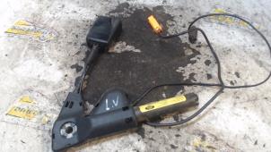 Gebruikte Veiligheidsgordel Insteek links-voor Ford Mondeo III Wagon 1.8 16V Prijs € 36,75 Margeregeling aangeboden door Binckhorst BV