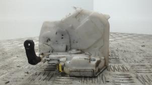 Gebruikte Deurslot Mechaniek 4Deurs links-voor Daihatsu Cuore (L251/271/276) 1.0 12V DVVT Prijs € 31,50 Margeregeling aangeboden door Binckhorst BV