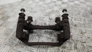 Begagnade Hållare, bakre bromsok, vänster Fiat Ducato (250) 2.3 D 120 Multijet Pris € 26,25 Marginaltabell erbjuds av Binckhorst BV